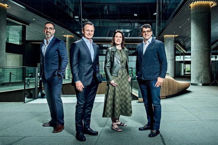 Adriano Mussa (reitor da Saint Paul), José Cláudio Securato (CEO e fundador da Saint Paul), Camila Securato (Diretora Executiva da graduação Saint Paul) e Pedro Valente (CEO da EXAME): à frente de uma escola que ensina na prática (Leandro Fonseca/Exame)