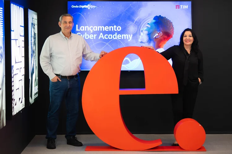 À esquerda, Bruno Gentil, Business Support Officer da TIM. À direita, Maria Antonietta Russo, VP de Pessoas, Cultura e Organização (Imagem: André Ribeiro | EXAME Saint Paul)