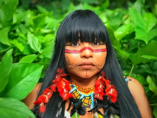 Imagem referente à matéria: A artista indígena que levou a moda da Amazônia às passarelas do Brasil e do mundo