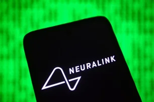 Imagem referente à matéria: Neuralink vai testar implante que transforma pensamentos em texto com promessa de lançamento em 2030