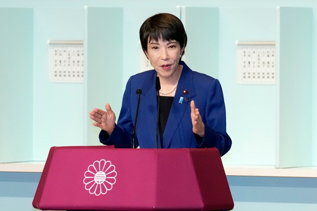 A integrante do partido Sanae Takaichi fala antes de um segundo turno durante a eleição para a liderança do Partido Liberal Democrata (PLD) em 27 de setembro de 2024, em Tóquio, Japão. O vencedor da eleição do PLD se tornará o próximo primeiro-ministro do Japão em 1º de outubro, após a renúncia de Kishida Fumio como líder do partido. (Foto de Hiro Komae – Pool/Getty Images)