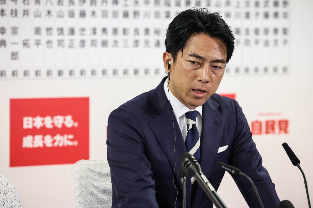 TÓQUIO, JAPÃO – 27 DE OUTUBRO: O ex-ministro do Meio Ambiente Shinjiro Koizumi fala na sede do Partido Liberal Democrata (PLD) em 27 de outubro de 2024, em Tóquio, Japão. Pesquisas de boca de urna indicaram que o governista PLD não conseguiria formar um governo de maioria absoluta sozinho nas eleições antecipadas convocadas pelo primeiro-ministro Shigeru Ishiba. (Foto de Takashi Aoyama/Getty Images)