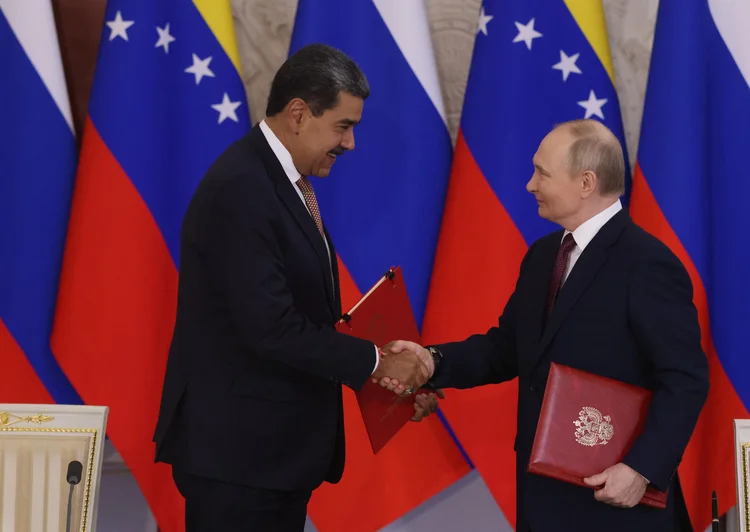 Os presidentes Nicolás Maduro e Vladimir Putin, durante encontro na Rússia em 7 de maio de 2025 (Getty Images)