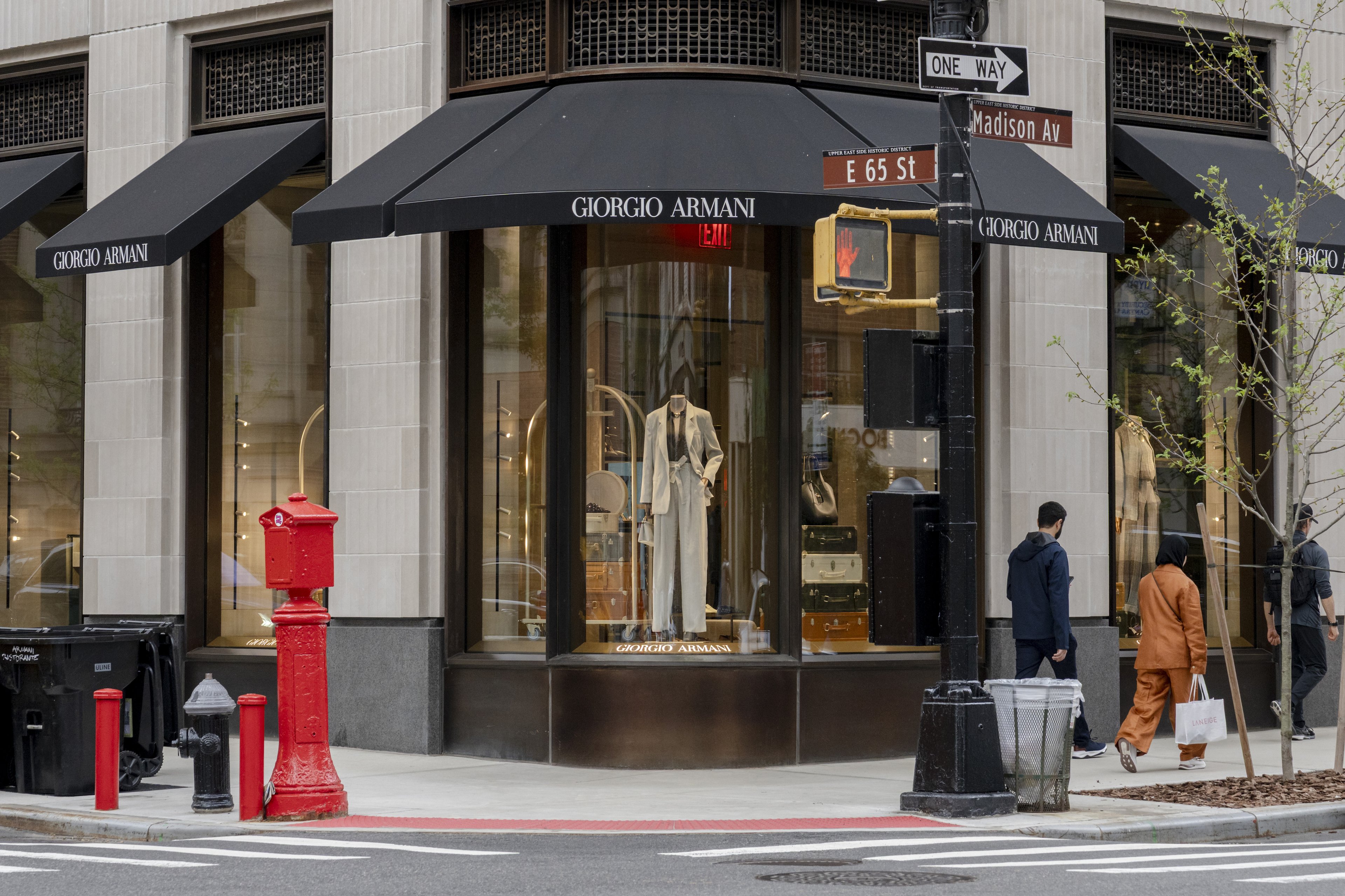 Valor da Armani vai além da moda e atrai disputa entre gigantes do setor