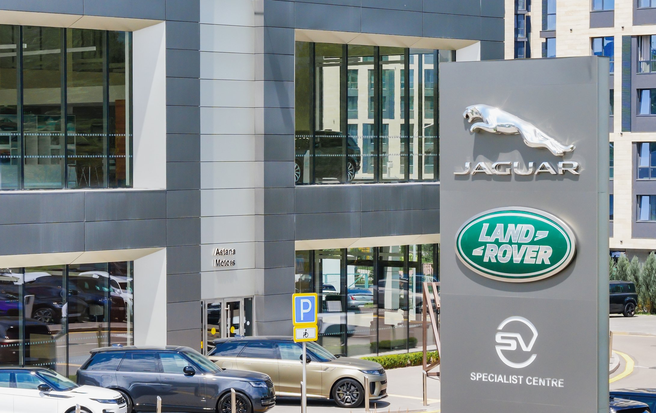 Ciberataque paralisa fábricas da Jaguar Land Rover e ameaça cadeia automotiva britânica