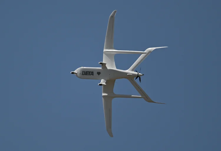 Beta Technologies: empresa fabrica aeronaves elétricas capazes de decolar e aterrissar verticalmente, assim como a Eve, subsidiária da Embraer.  (Mustafa Yalcin/Anadolu/Getty Images)