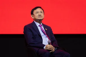 Ex-primeiro-ministro da Tailândia, Thaksin Shinawatra, é condenado a um ano de prisão
