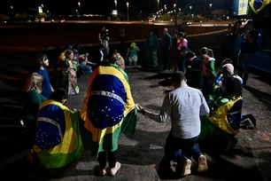 Imagem referente à matéria: Filhos de Bolsonaro participam de vigília antes do julgamento por tentativa de golpe