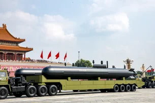 Desfile militar da China destaca mísseis balísticos, drones submarinos e novas armas a laser