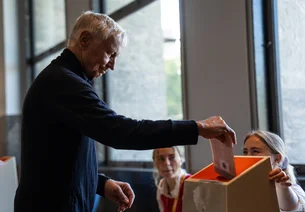 Coalizão governista de esquerda vence eleições na Noruega, com 54% dos votos apurados