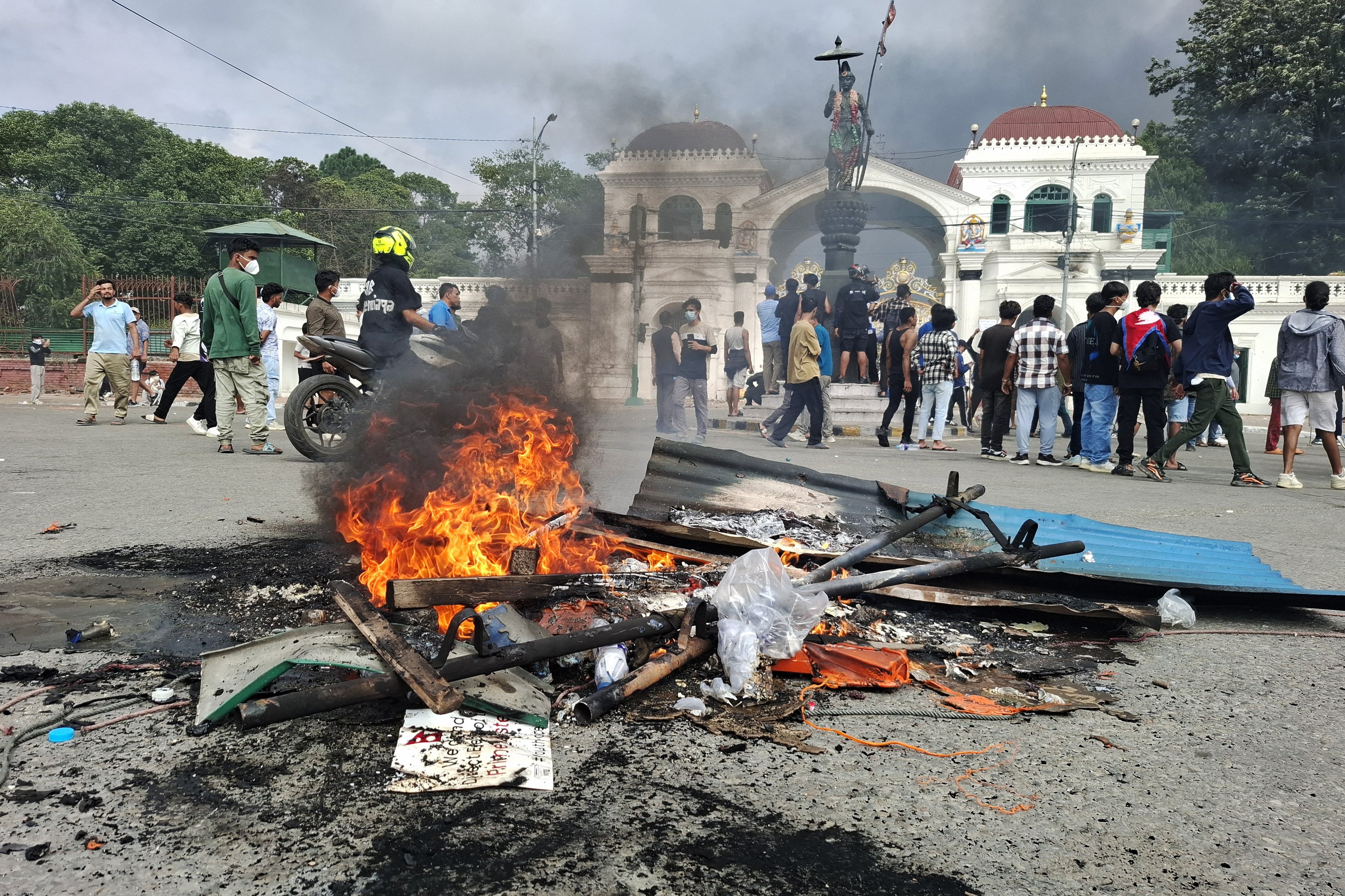 Governo do Nepal suspende bloqueio de redes sociais após protestos com 19 mortos
