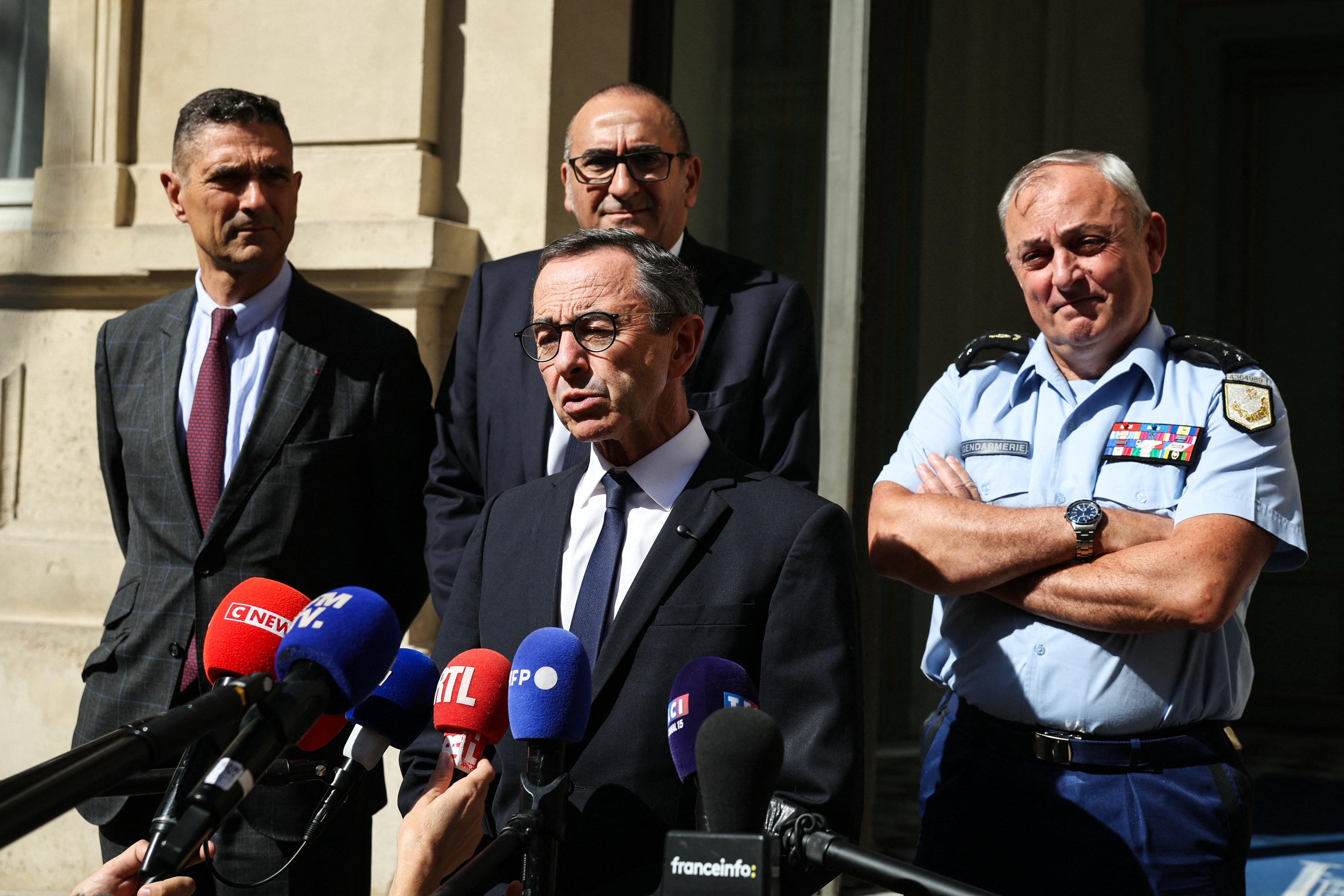 França abre investigação após cabeças de porco serem encontradas em frente a mesquitas de Paris
