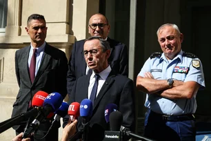 Imagem referente à matéria: França abre investigação após cabeças de porco serem encontradas em frente a mesquitas de Paris