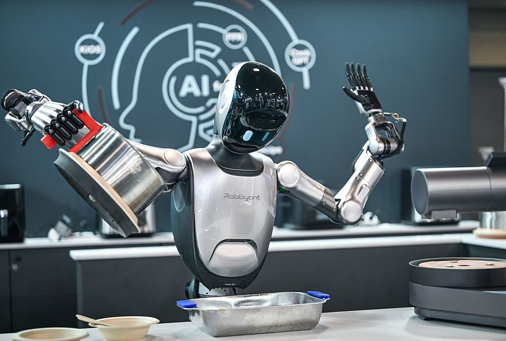 Dona do Alibaba agora fabrica robôs humanoides; conheça o modelo R1