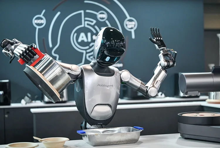 A China, que já superou os EUA e o Japão em densidade de robôs industriais, agora aposta em humanoides para avançar em tarefas domésticas e serviços de cuidado (Getty Images)