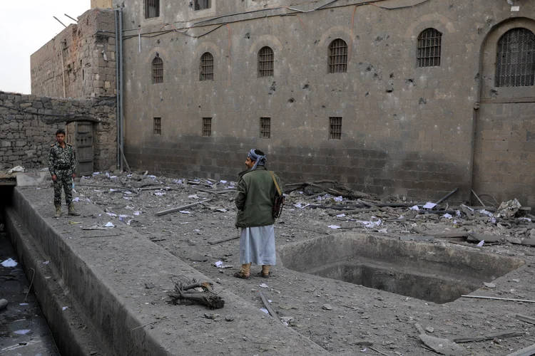 Iêmen: homens inspecionam os danos ao redor do Museu Nacional após bombardeio israelense em 11 de setembro de 2025. (MOHAMMED HUWAIS/AFP/Getty Images)