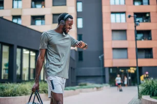 Imagem referente à matéria: Athleisure por completo: acessórios fitness acompanham a rotina dos brasileiros