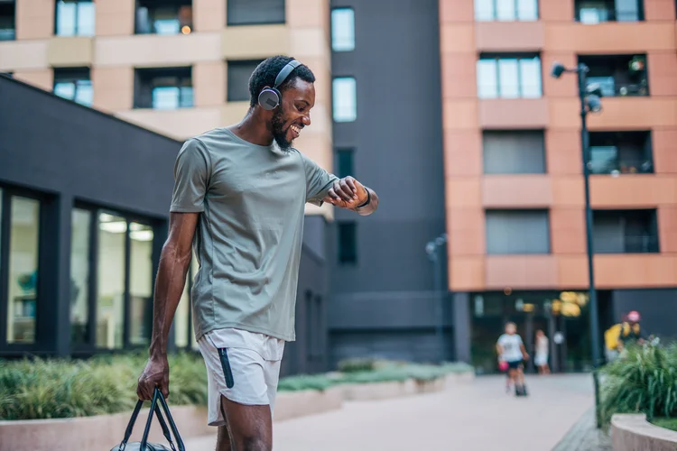 Tendências fitness: bolsas oversized, smartwatches e outros acessórios ganham espaço fora das academias por praticidade (milorad kravic/Getty Images)