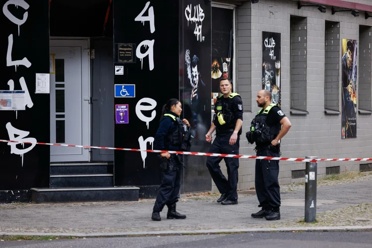 Bomba em Berlim: policiais isolam área em Spandau e iniciam evacuação de cerca de 12.400 pessoas após descoberta de artefato da Segunda Guerra Mundial. (Carsten Koall/Picture Alliance via Getty Images)