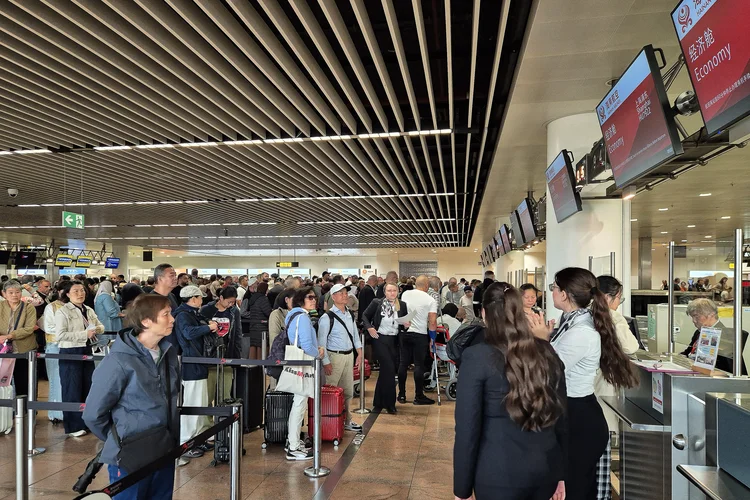 Bruxelas: passageiros aguardam na fila de check-in após falha nos sistemas automatizados causada por ataque digital a aeroportos europeus.  (ORIS SMETS/Belga/AFP via Getty Images)