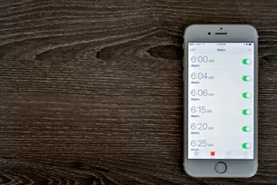 Despertador do iPhone não tocou? A culpa pode ser do iOS 26; saiba como resolver