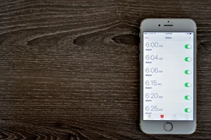 Imagem referente à matéria: Despertador do iPhone não tocou? A culpa pode ser do iOS 26; saiba como resolver