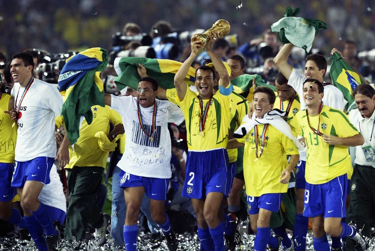 Cafu, ex-capitão da seleção brasileira em 2002, levando o Troféu da Copa do Mundo: "Naquele time de 2002, eu sabia que precisava tirar a vaidade do grupo para que todos se sentissem importantes. Só assim ganhamos a Copa do Mundo" (Alex Livesey / Equipe/Getty Images)