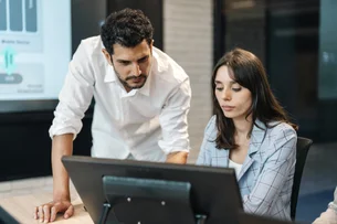 Quase todos os funcionários dessa empresa já usam IA, e isso decide promoções