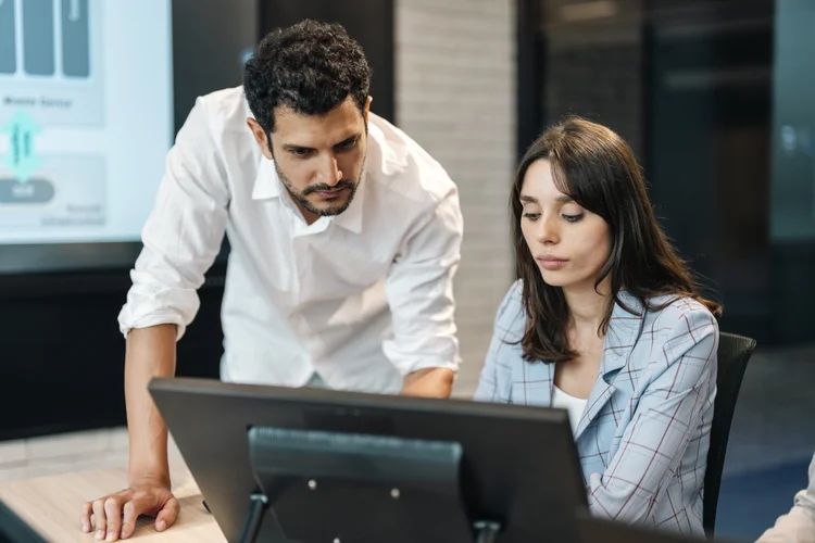 Empresa prevê que domínio de IA será decisivo para promoções, avaliação de competências e entrega de soluções a clientes (Getty Images). (Getty Images)
