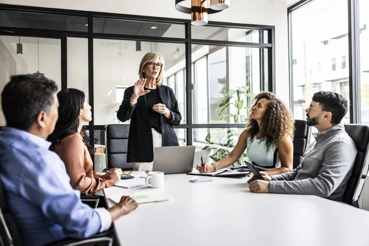 Empresas investem milhões em IA para transformar funções, criar novos cargos e exigir competências inéditas de gestores (Getty Images). (Getty Images)