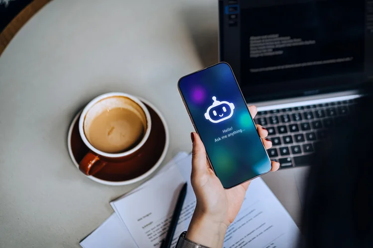A integração de IA pode trazer ganhos de produtividade, liberar tempo para tarefas de maior valor e permitir que empresas menores “compitam acima do seu peso” (Getty Images)