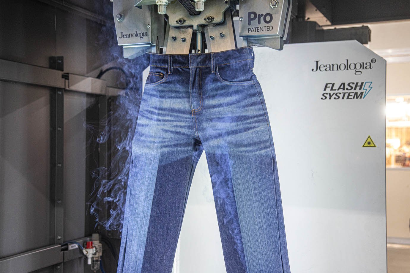 Jeans sendo fabricado na Fabrica da Riachuelo, Grupo Guararapes em Natal - RN - confecção, industria, costureira, malharia, 

Foto: Leandro Fonseca
Data: 05/12/2024