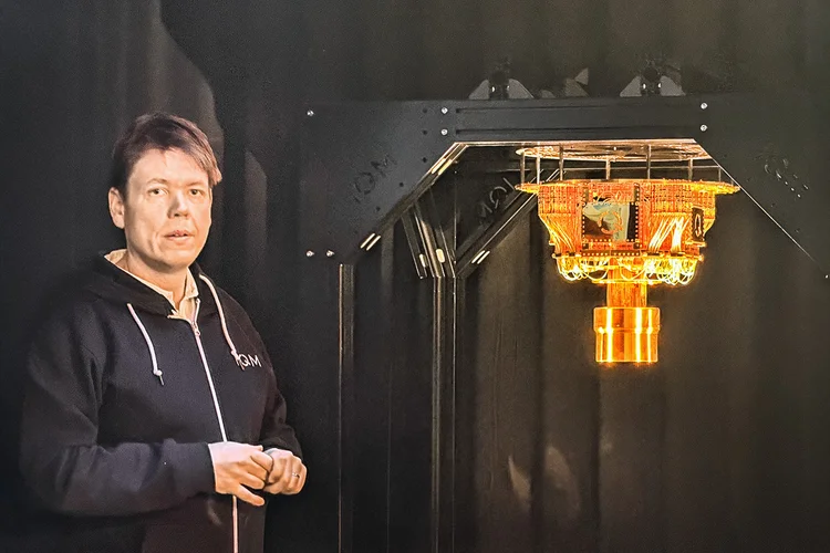 Juha Vartiainen: COO e cofundador da IQM ao lado de um dos protótipos da startup (André Lopes/Exame)