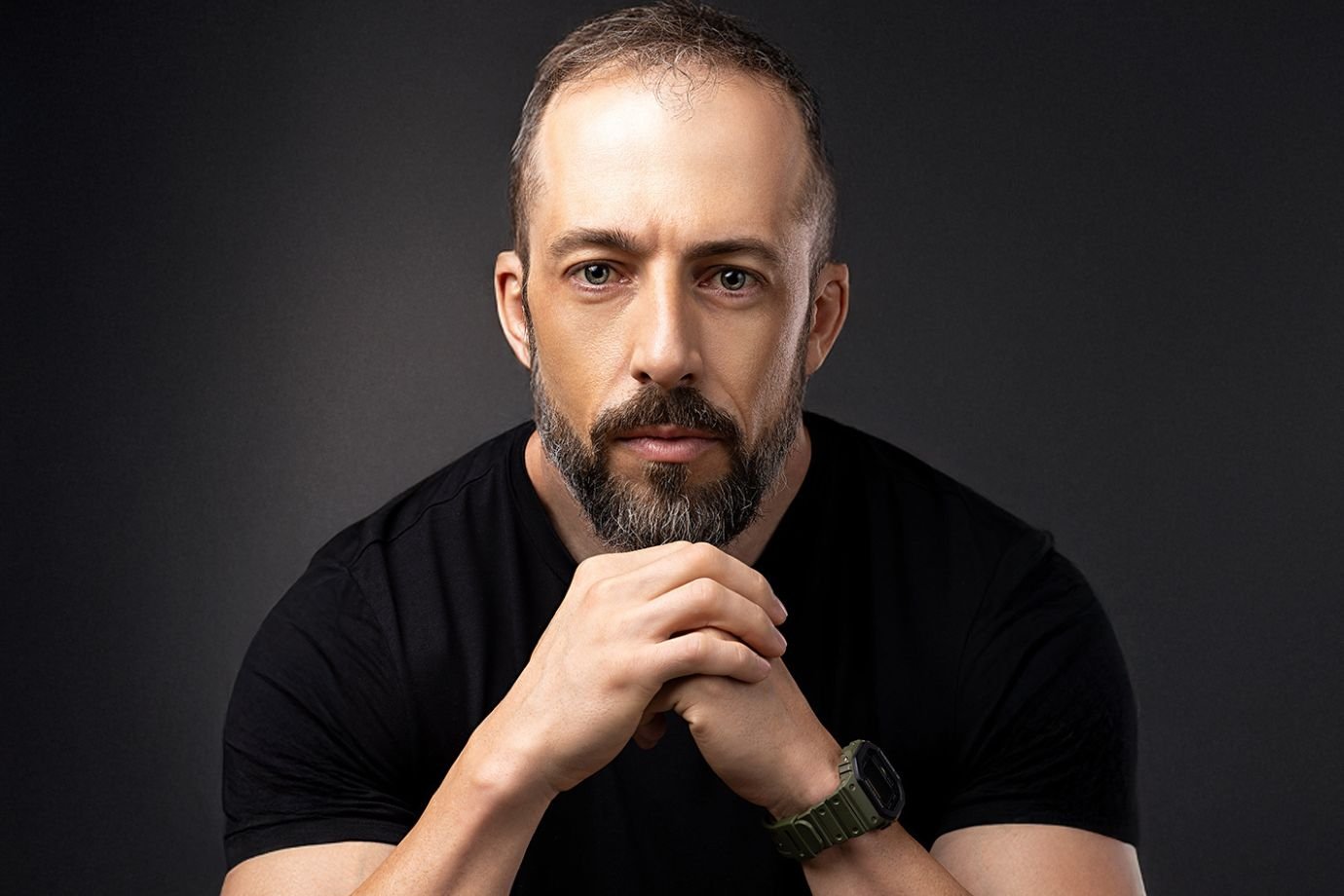 Conheça o CEO brasileiro que treinou uma IA para substituí-lo
