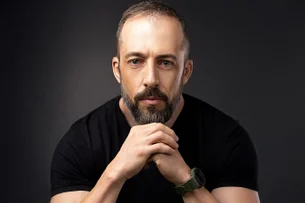 Conheça o CEO brasileiro que treinou uma IA para substituí-lo