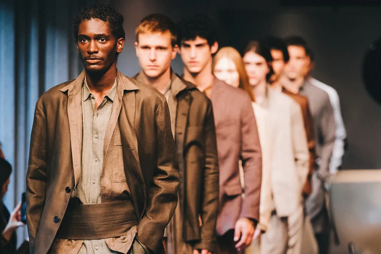 Desfile Ricardo Almeida: tons terrosos e mistura de tecidos (Ricardo Almeida/Divulgação)
