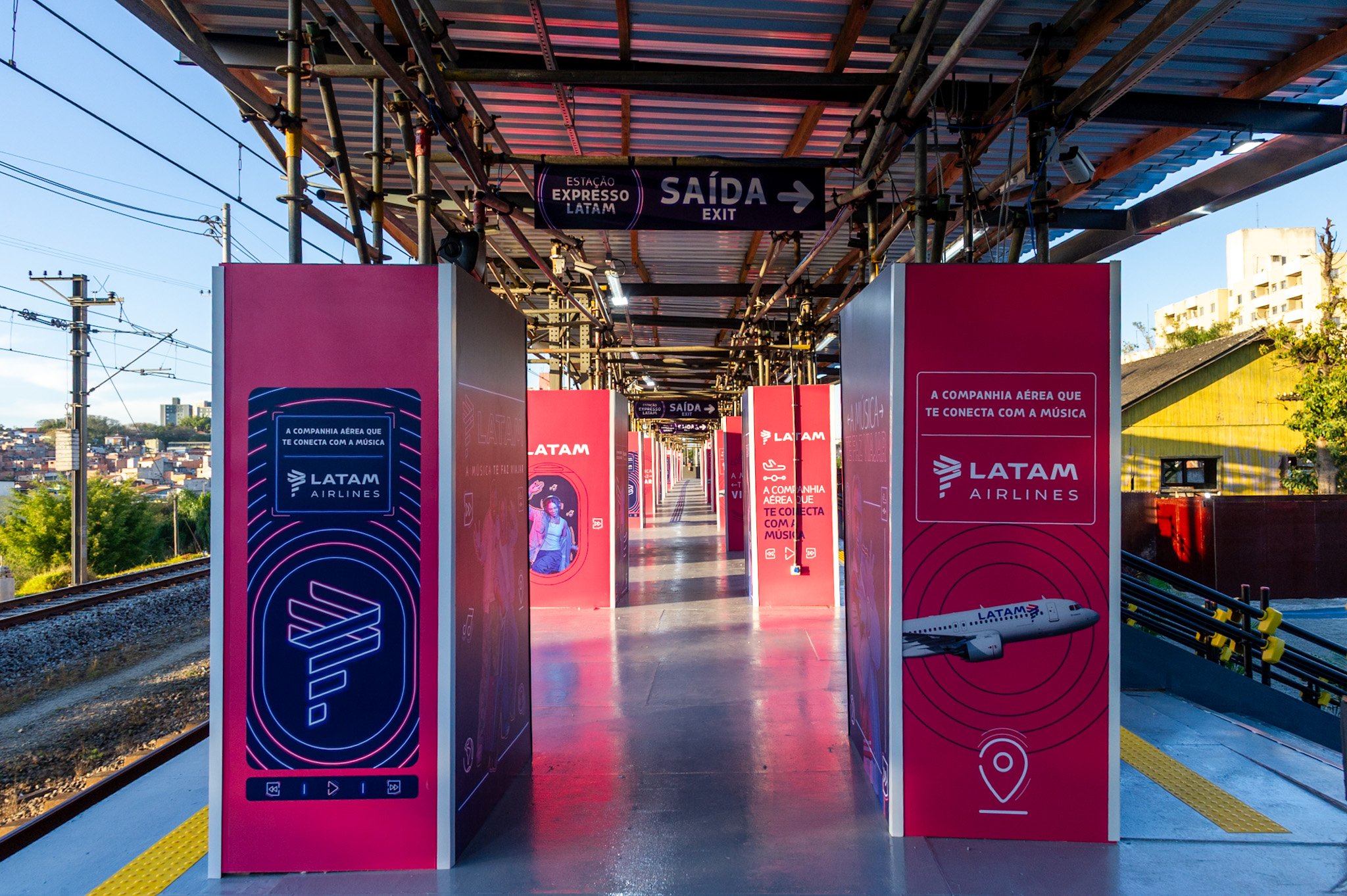 Estação exclusiva e trens personalizados oferecem transporte direto até o festival por R$ 35.