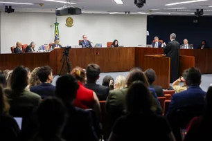 Imagem referente à matéria: Após Fux abrir divergência, julgamento de Bolsonaro será retomado com votos de Carmem Lúcia e Zanin