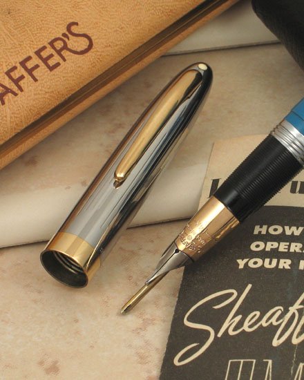 Caneta Sheaffer Snorkel dos anos 1950, equipada com tubo retrátil que suga a tinta direto do frasco, evitando contato com a pena.