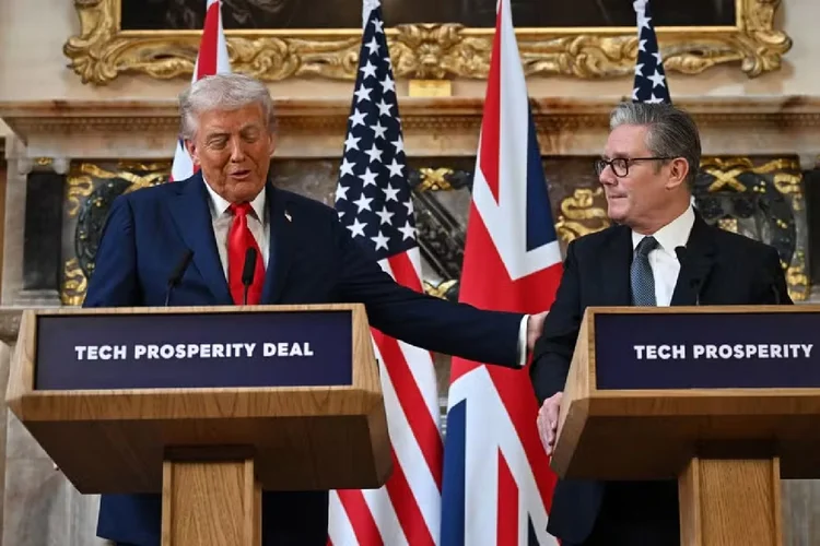 O presidente dos Estados Unidos, Donald Trump (à esquerda), gesticula ao lado do primeiro-ministro britânico, Keir Starmer (à direita), durante uma coletiva de imprensa conjunta após uma reunião no Reino Unido  ( Leon Neal / POOL /AFP)