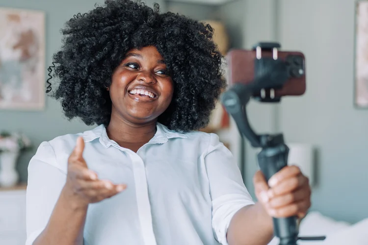 No fim, a questão não é se o colaborador pode ser um influenciador. A verdadeira pergunta é outra (VioletaStoimenova/Getty Images)