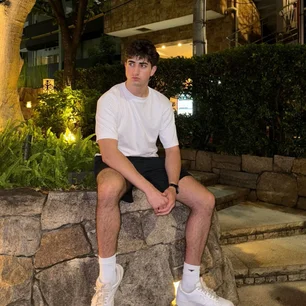 Imagem referente à matéria: Aos 18 anos, jovem fatura US$ 1,4 milhão por mês com app de IA criado no quarto de casa