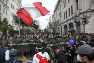 Imagem referente à matéria: Pelo menos 18 feridos em dia violento de protesto contra o governo no Peru