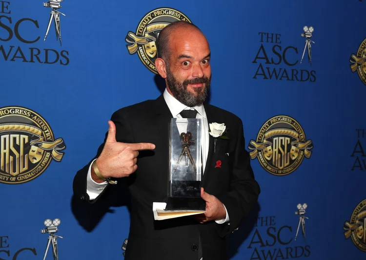 Adriano Goldman, diretor de fotografia brasileiro, segurando prêmio: paulistano também trabalhará na nova série de Harry Potter, na HBO (Christopher Polk/Getty Images)