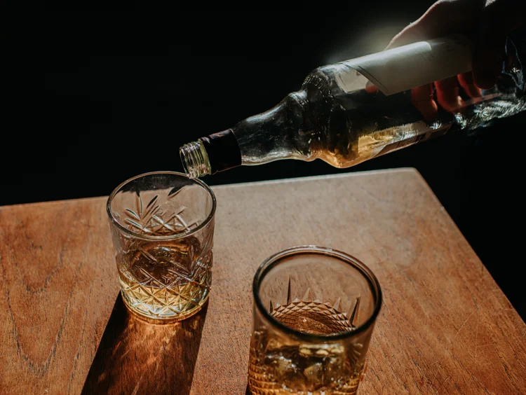 Sistema de alerta rápido registra surtos inéditos de intoxicação alcoólica em ambientes sociais (Getty Images). (Getty Images)