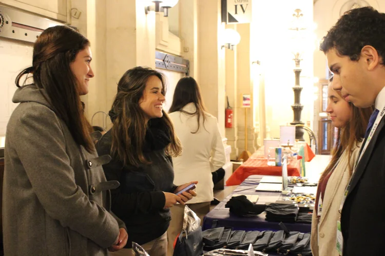 Recrutadores do BTG Pactual: interação com estudantes na edição de 2024 da BRASA Summit Europa em Paris (Divulgação/Divulgação)