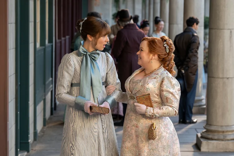 As melhores amigas Penelope (Nicola Coughlan) e Eloise (Claudia Jessie) aparecem reunidas em novas fotos da temporada (Netflix/Divulgação)