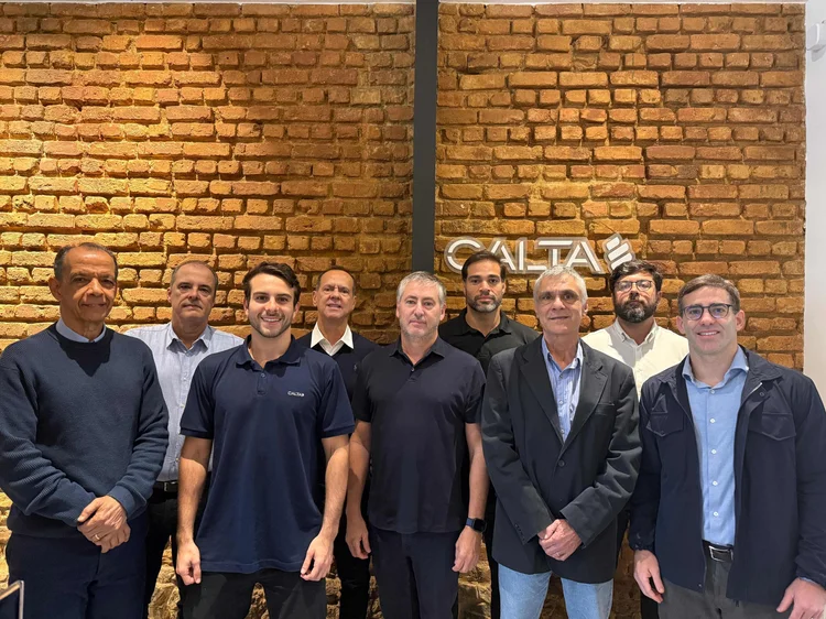 Os sócios fundadores Leonardo Callou (à frente, no centro) e Thales Tarré (à frente, na ponta direita) com sócios e parte da equipe Calta; ao fundo, Hélio Maia, Joélcio Resende, Alberto Marino e Raphael Schiavo; à frente, Edson Ferreira, Eduardo Chiani e Rodrigo Garcia: excelência técnica e operação “client first” (Divulgação/Divulgação)