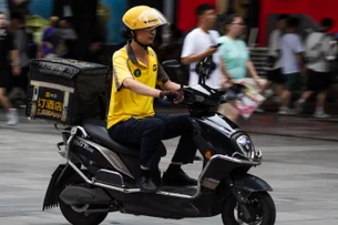 China anuncia regras para frear guerra de preços no delivery e ações do setor disparam