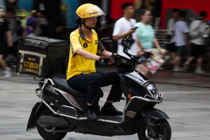 Imagem referente à matéria: China anuncia regras para frear guerra de preços no delivery e ações do setor disparam